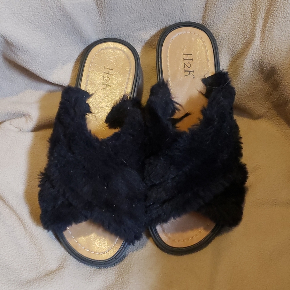 H2K black faux fur slipper